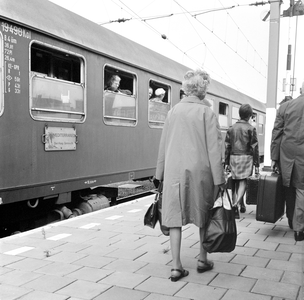 883142 Afbeelding van de internationale trein Mediterraneo van Den Haag naar Genova langs het perron van het ...